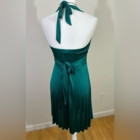 Speechless sz sm dressy dress in emerald faux decorative pin accent. - Picture 10 of 15